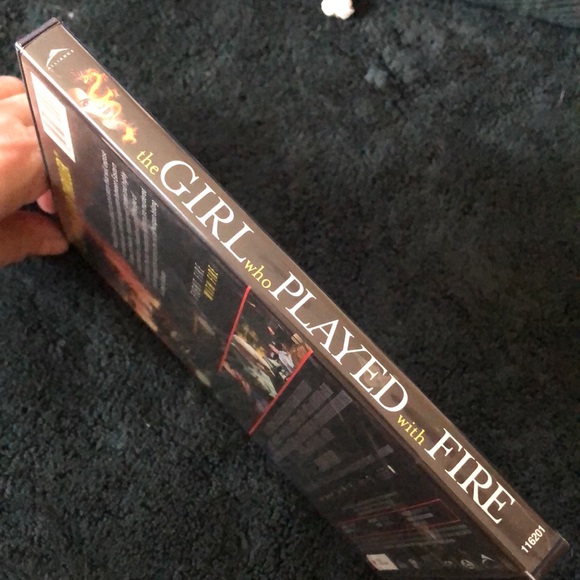 🔥the GIRL who PLAYED with FIRE sequeal to the girl with the dragon tattoo - Picture 7 of 7